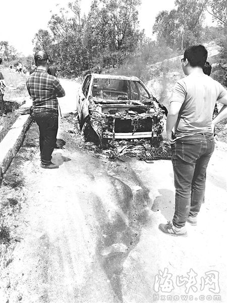 泉州惠安：扫墓烧纸钱引燃他人车 幸无人伤亡