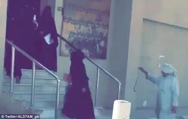 恐吓女性？沙特警卫用藤条和蛇驱赶女学生被曝光