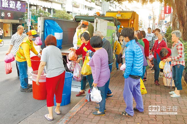 “一例一休”造成台湾产业动荡，而台北市清洁队员亦传出在假日人力不足的状况