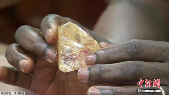 资料图：在非洲发现一枚重达706克拉的钻石。