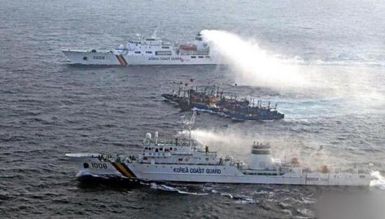韩国海警与中国渔船。资料图
