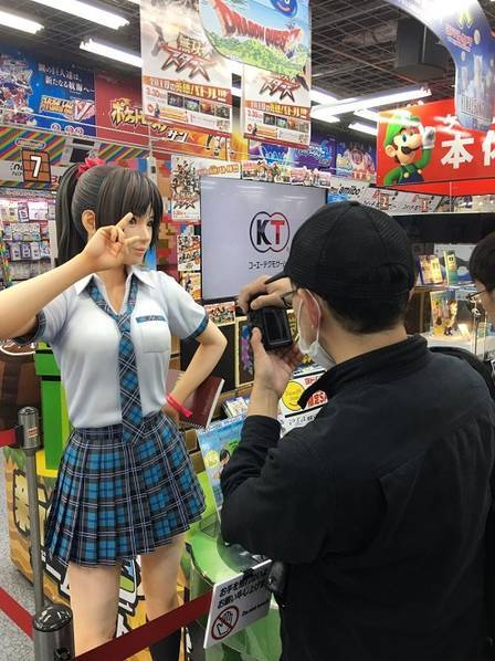 日本游戏商店摆放人形手办 有人竟偷拍裙底 哪个手办被偷拍了？