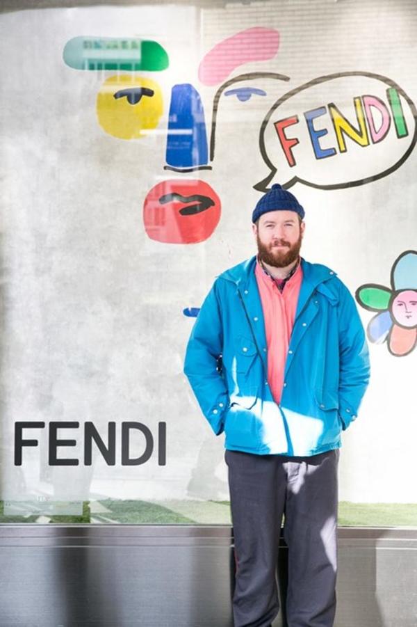 这个信手把人脸画到包上的艺术家，Fendi 超喜欢他