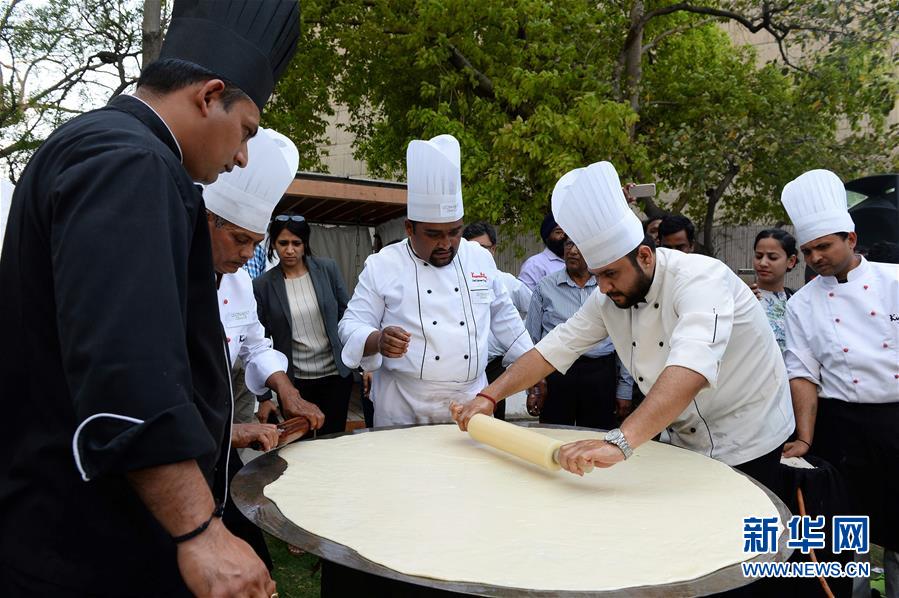 吃货有福啦！印度厨师协力制作直径1.47米炸油饼