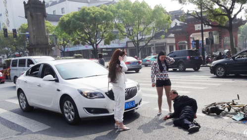 老人横穿马路被车撞 浙江女司机带着老人上医院