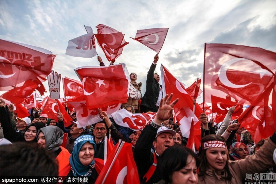 土耳其修宪公投在即 民众手持标语游行 土耳其修宪公投内容是什么