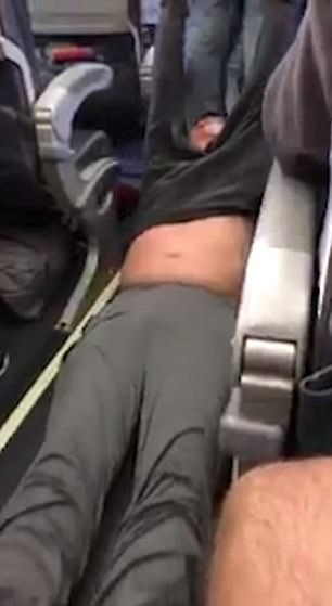 美国联合航空航班UA3411超额订票暴力赶客事件曝光 乘客满脸是血