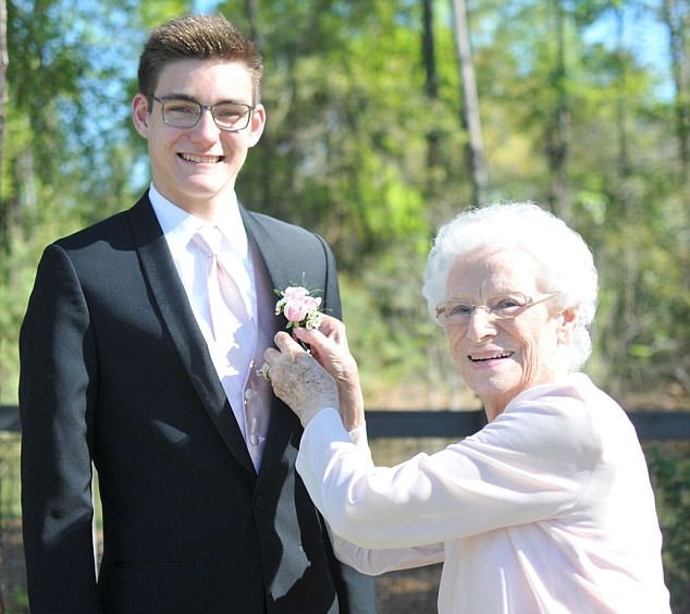 美国高中生邀请93岁高龄祖母当其毕业舞会舞伴