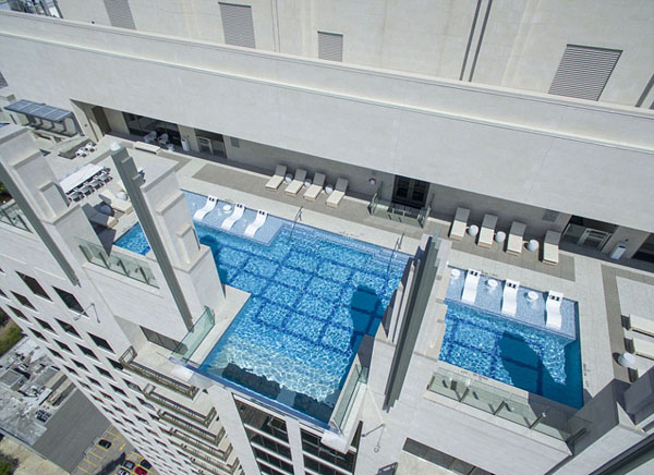 漂在空中？美42层高楼悬空游泳池令人心惊胆战