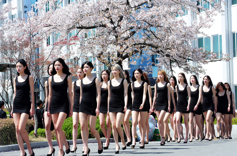 韩国女大学生火辣身材樱花树下走秀 长腿姣好身材吸睛（2）