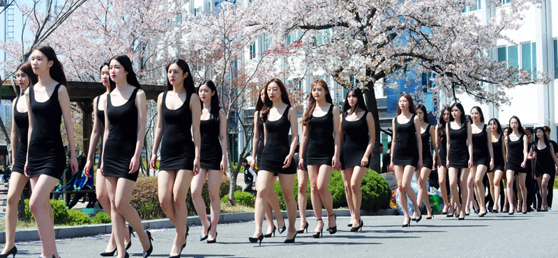 韩国女大学生火辣身材樱花树下走秀 长腿姣好身材吸睛（2）