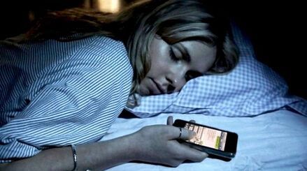 手机放在枕边？睡觉会难受！