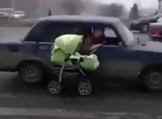 俄罗斯人驾车拖行婴儿车 路人惊呆