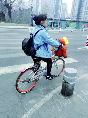 共享单车花式载人：大人、小孩都被“塞”进车筐