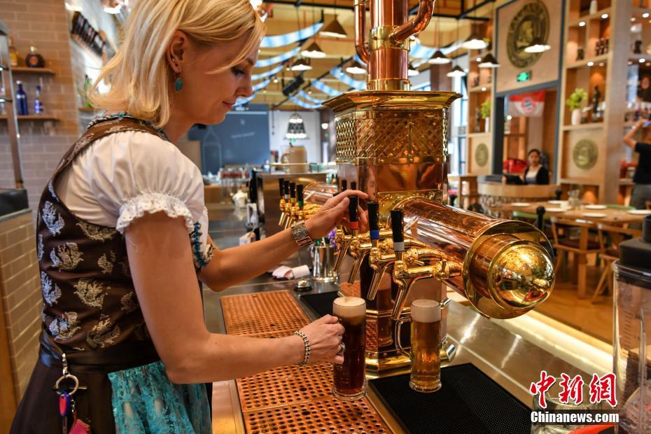 德国现酿啤酒餐厅亮相昆明 巨型“酒桶”酿酒吸睛无数