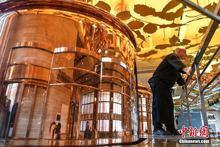 德国现酿啤酒餐厅亮相昆明 巨型“酒桶”酿酒吸睛无数