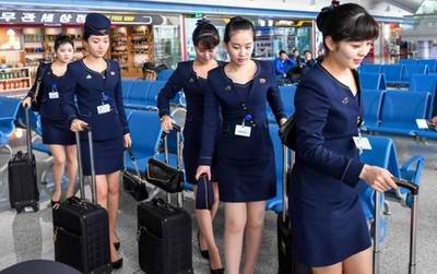 朝鲜空姐着新版制服亮相 裙子长度变短靓丽身影吸眼球