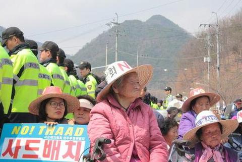 萨德系统最新消息！居民抗议让陆运萨德行不通 韩国调来8架直升机救急