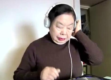 日本82岁老奶奶变身热辣DJ