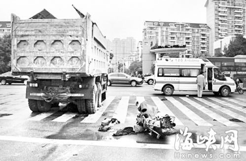 2014年12月，福州闽江大道，摩托车上两男子被卷入渣土车底，两人当场身亡