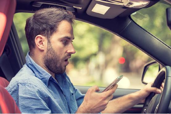 开车多看路别玩手机 三星新应用能帮你自动回复消息
