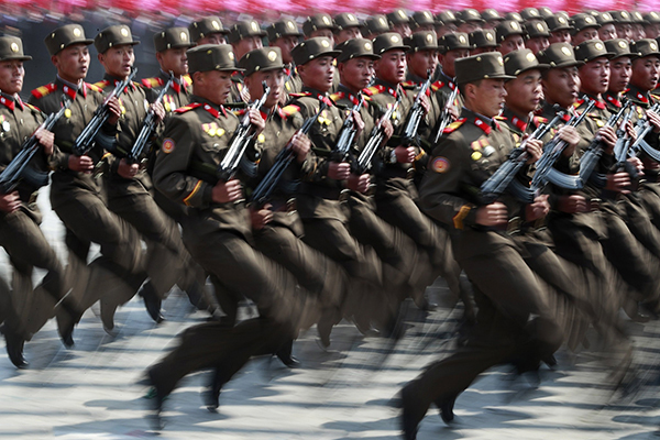 朝鲜半岛局势紧张 “王炸”VS“大阅兵”：朝鲜半岛局势能否刹车