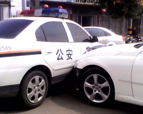酒驾撞警车辱骂殴打6名警员 河南4男子被刑事拘留