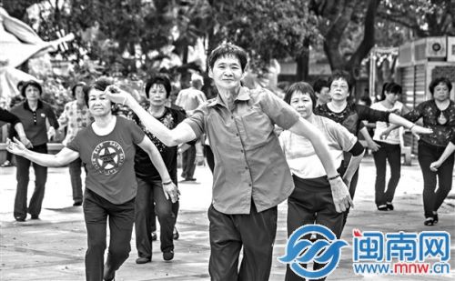泉州广场舞大爷走红网络：眼神娇媚 舞姿轻柔