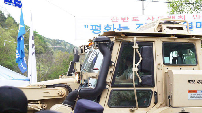 萨德最新消息 美国军车开进萨德部署地 韩民众誓死阻拦
