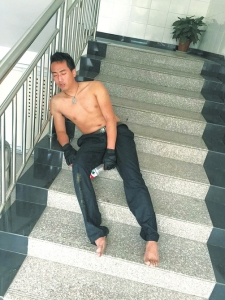 救人之后，巡警周维鹏累倒在楼梯上。