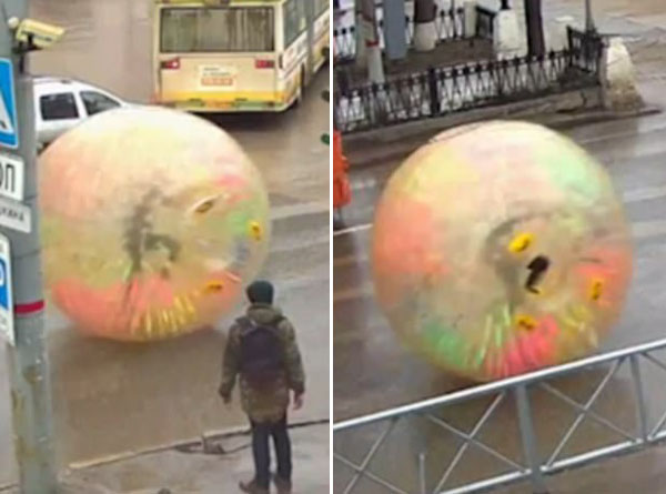 俄罗斯男子大街上玩太空球 致使交通暂时瘫痪