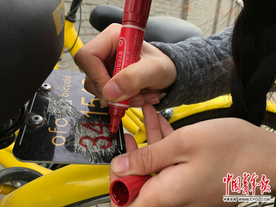 女生手绘修补车牌获网友点赞 李冬雨是怎么修补共享单车的