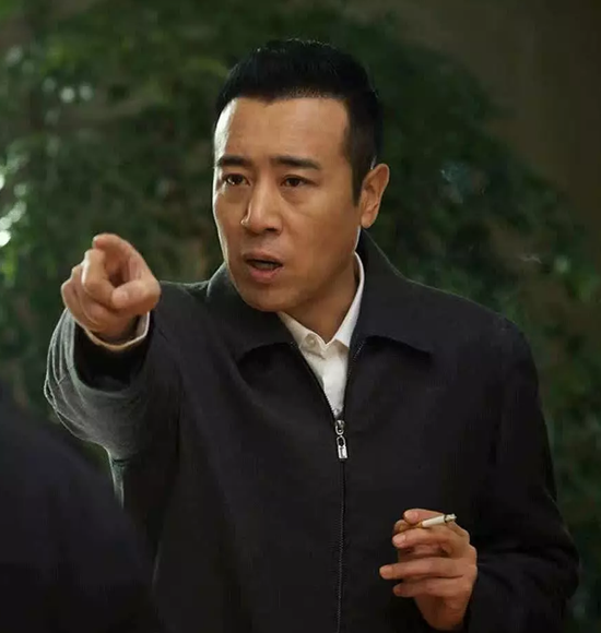 电影「我不是潘金莲」中，县长也在穿黑色干部夹克
