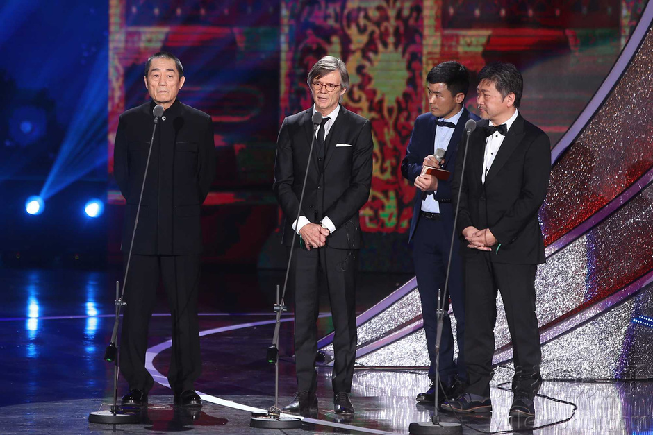 北京电影节闭幕现场 《不成问题》摘得两项大奖