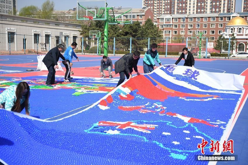 长春光华学院：学生用近30万瓶盖拼巨幅世界地图