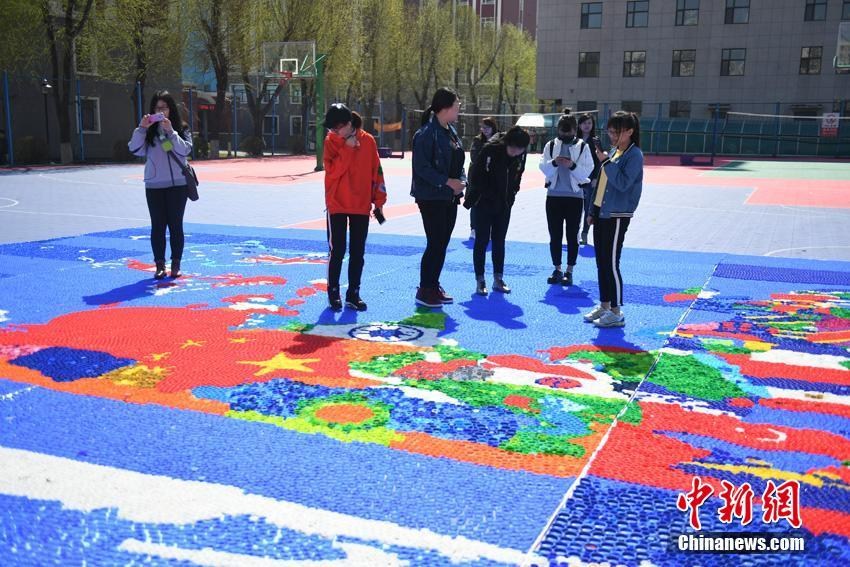 长春光华学院：学生用近30万瓶盖拼巨幅世界地图（2）
