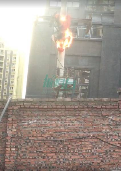 工人修电缆全身着火被吊空中惨不忍睹 电线线路为什么突然通电