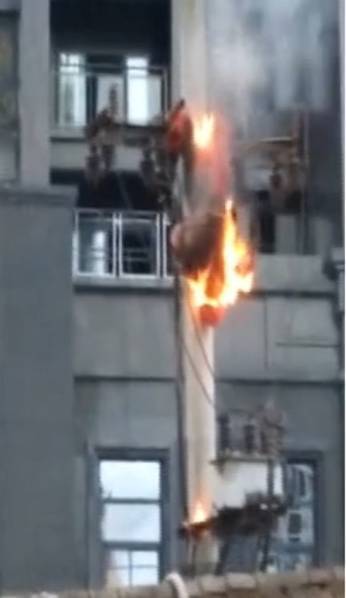 工人修电缆全身着火被吊空中惨不忍睹 电线线路为什么突然通电