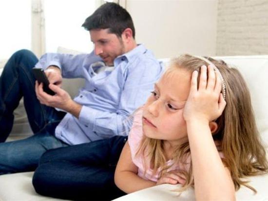 36%英国孩子要求父母放下手机