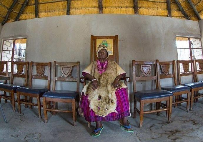 世界上最穷的王室是哪个？这个非洲王室女王很穷，房子都是草做的（2）