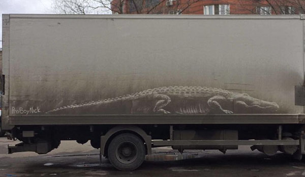俄罗斯艺术家在街头脏车上 妙手作“尘画”