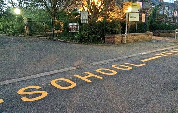 可笑！英国一家幼儿园外 路标竟犯低级拼写错误