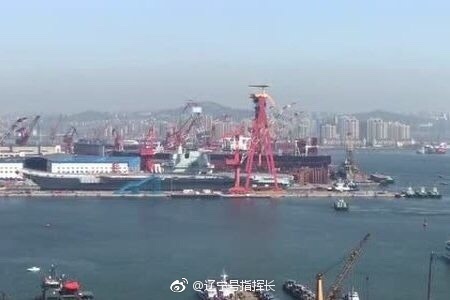 中国首艘国产航母开始下水 范长龙出席仪式并致辞
