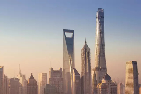 “上海之巅”观光厅位于“上海中心”第118层，垂直高度达546米，面积千余平方米，呈三角环形布局，包裹落地超大透明玻璃幕墙，可360度俯瞰上海城市风貌，全方位感受身处“天空之城”的独特体验。