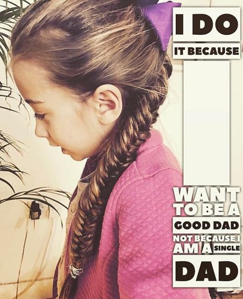 英国单身父亲帮女儿扎头发 造型多变红遍网络