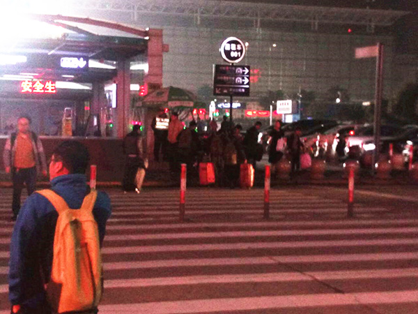 工人们在上海火车站附近寻找住宿旅馆。王迪 图