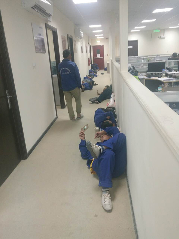 罢工工人睡在中建公司。受访者供图