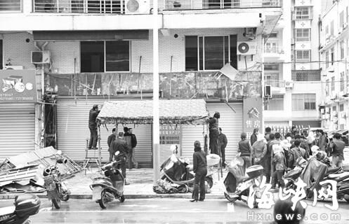泉州惠安：广告牌被拆时连同两工人坠落  造成一死一伤 