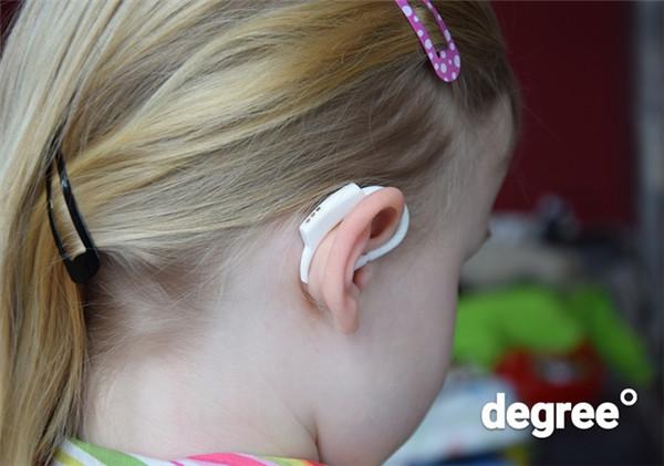 带着耳朵上的体温计 想知道孩子健康就看下手机