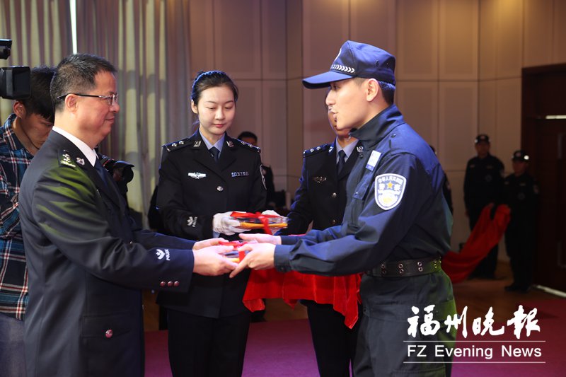 福州市公安局举办上年度民警荣誉仪式